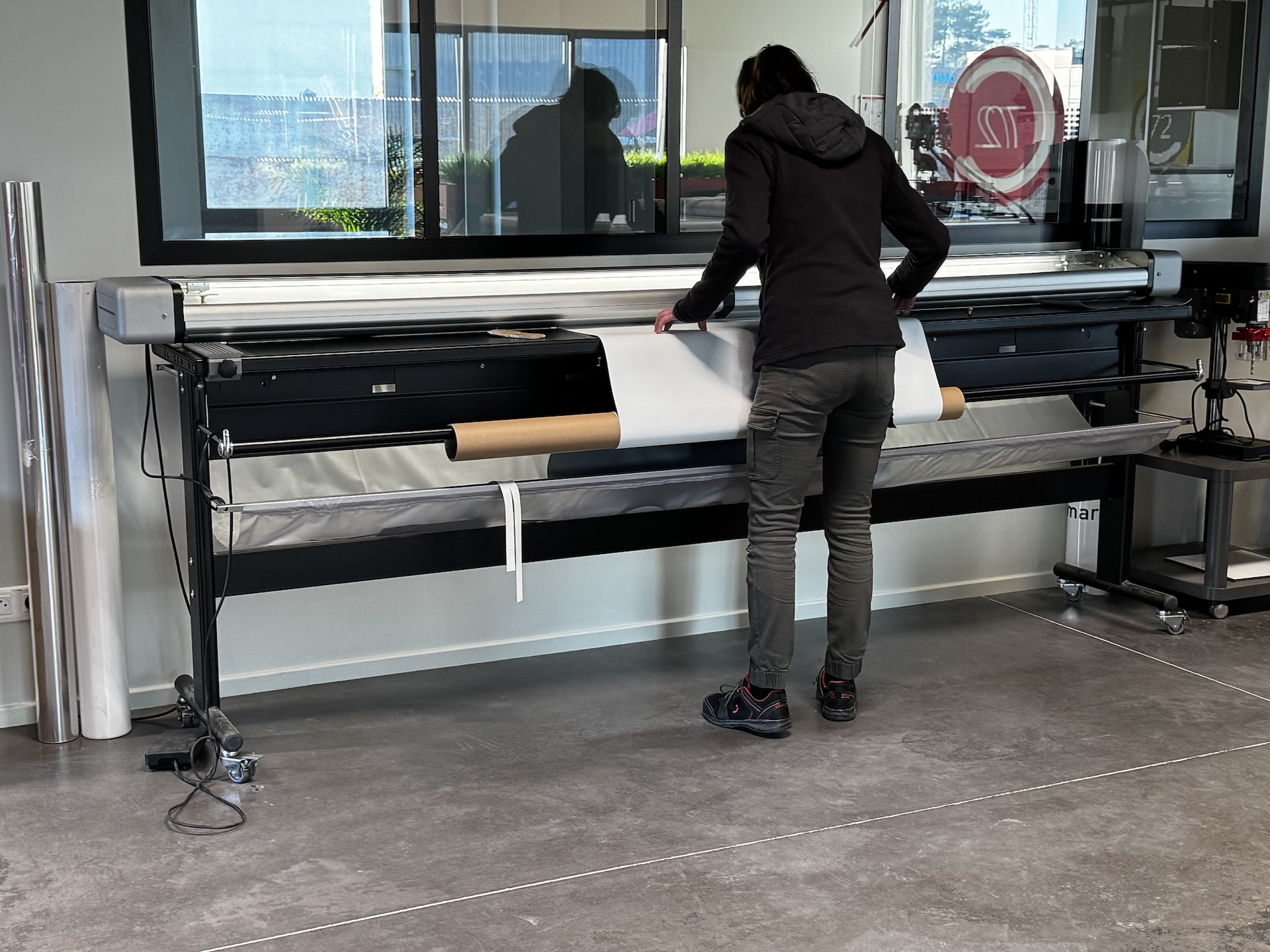 femme devant une imprimante grand format