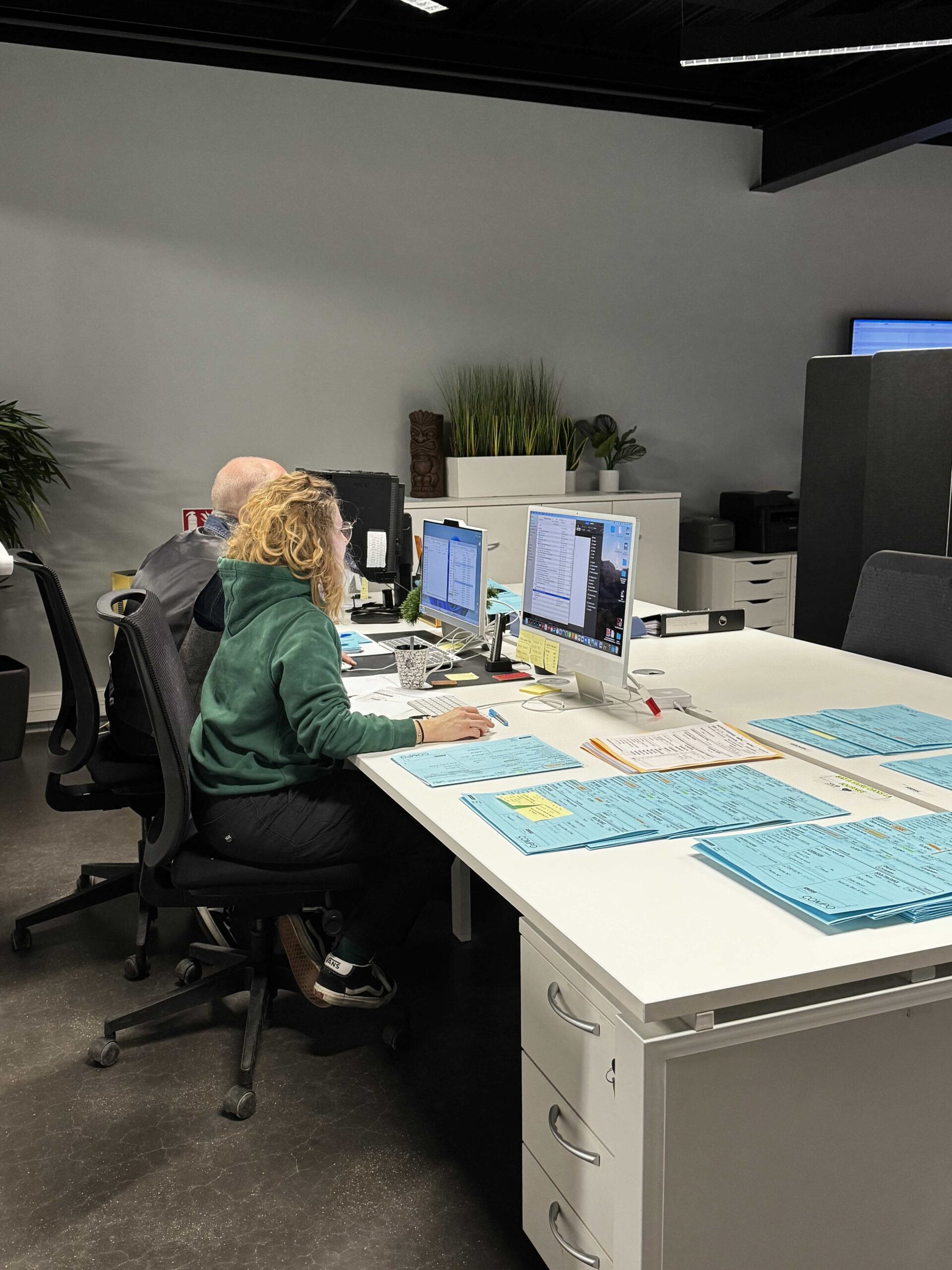 Homme et femme en train de créer des supports print sur ordinateur