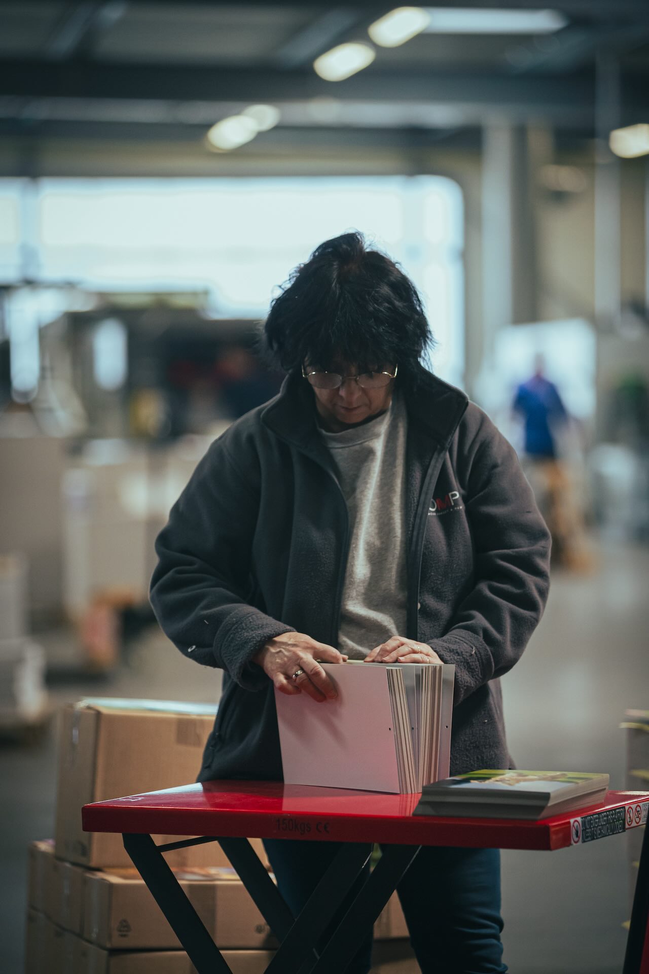 femme qui range des impressions