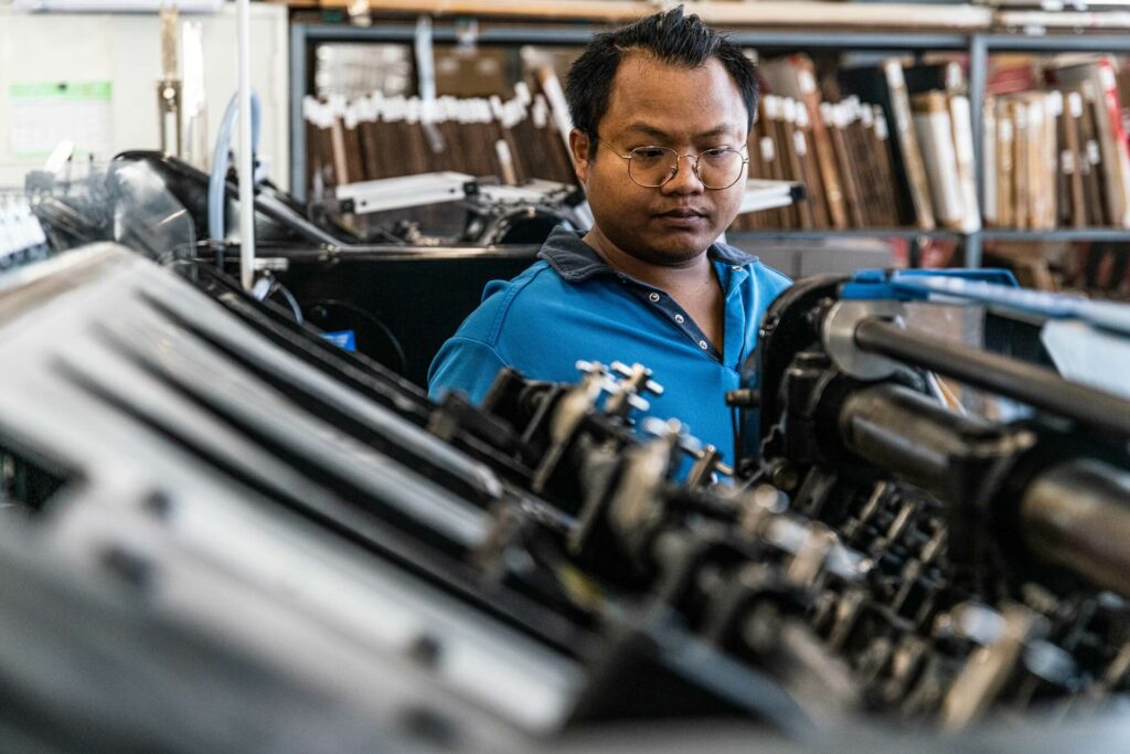 homme devant imprimante