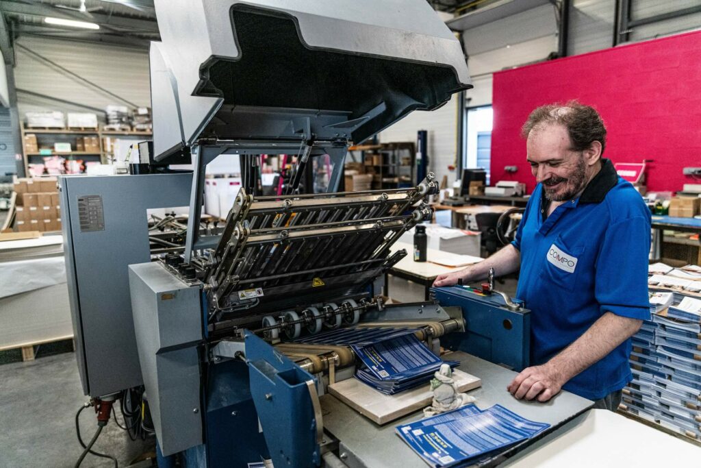 homme devant machine de découpe