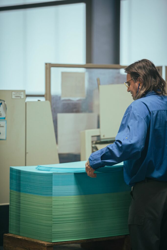 Homme range des planches imprimées